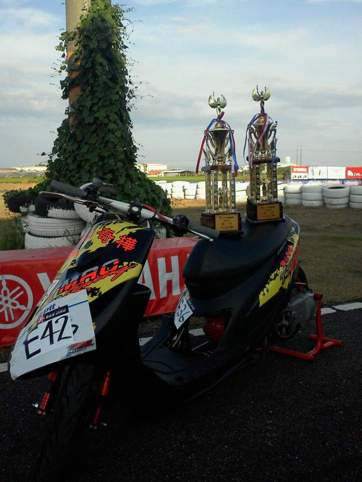2012台中直線加速賽車與獎盃原照