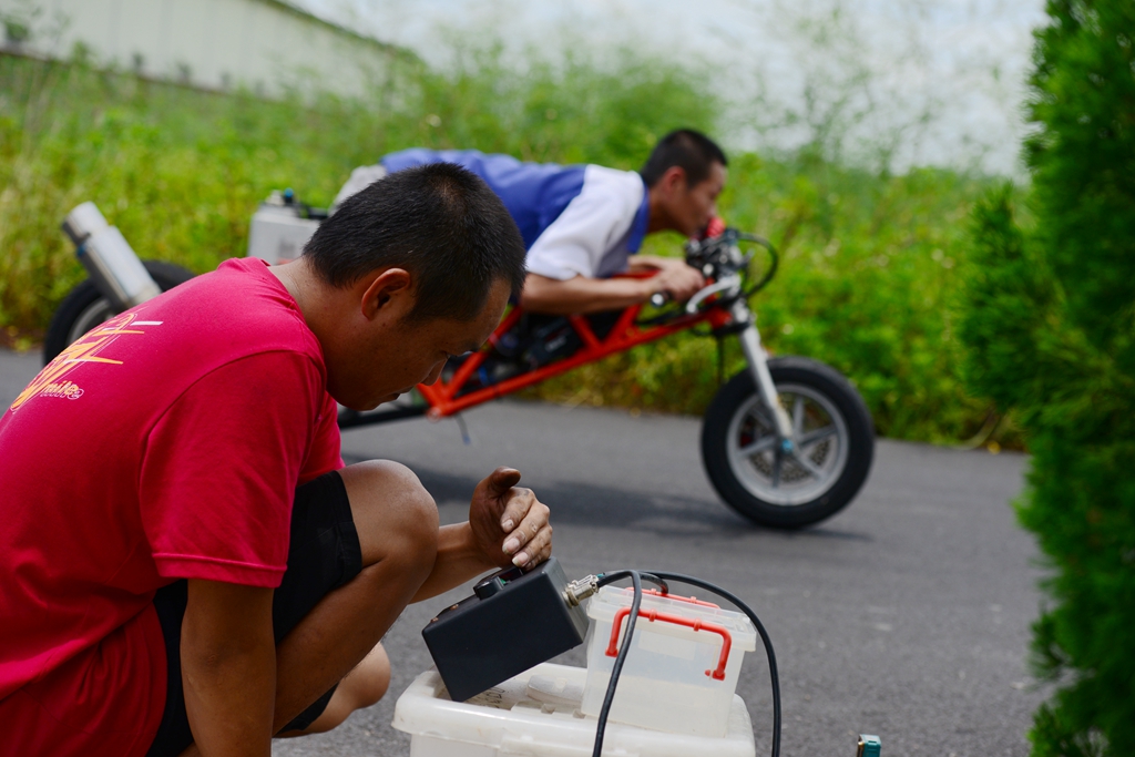 車輛測試人員與調整車輛的場邊紀錄