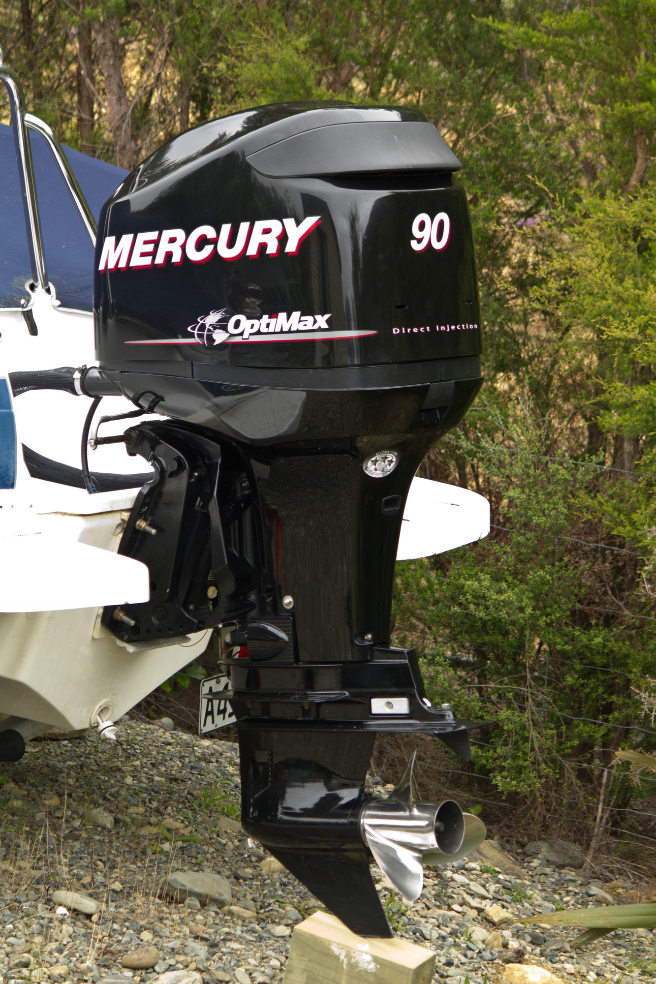Mercury OptiMax 90舷外機實拍；照片用來辨識機型，不表示美督油品已取得該機型核准。