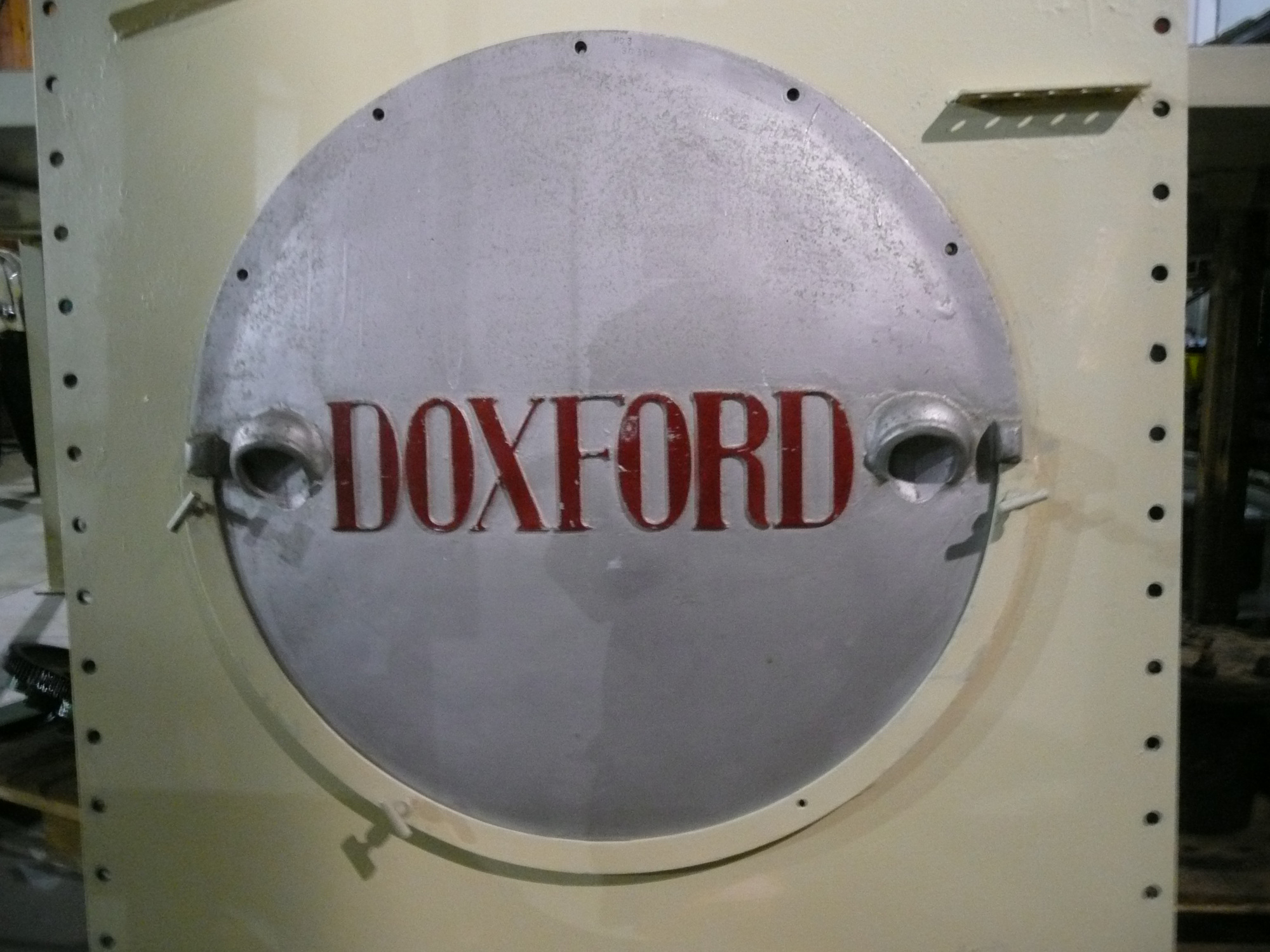 2008年英國Beamish館藏Doxford 58JS3曲軸箱門實拍；歷史設備辨識圖例，不代表現行船機配置。