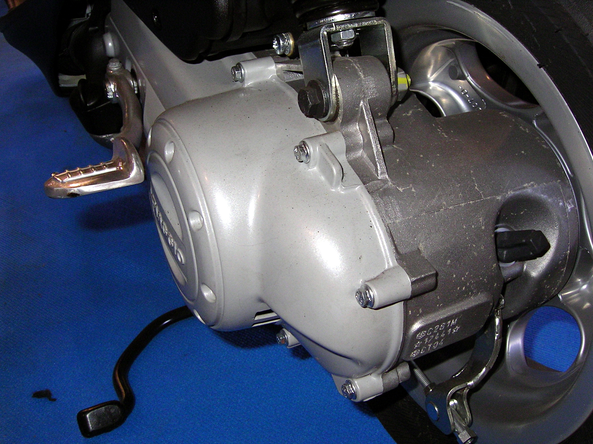 Vespa ET4 50的CVT傳動箱實拍；不同車款結構與保養規範有別。