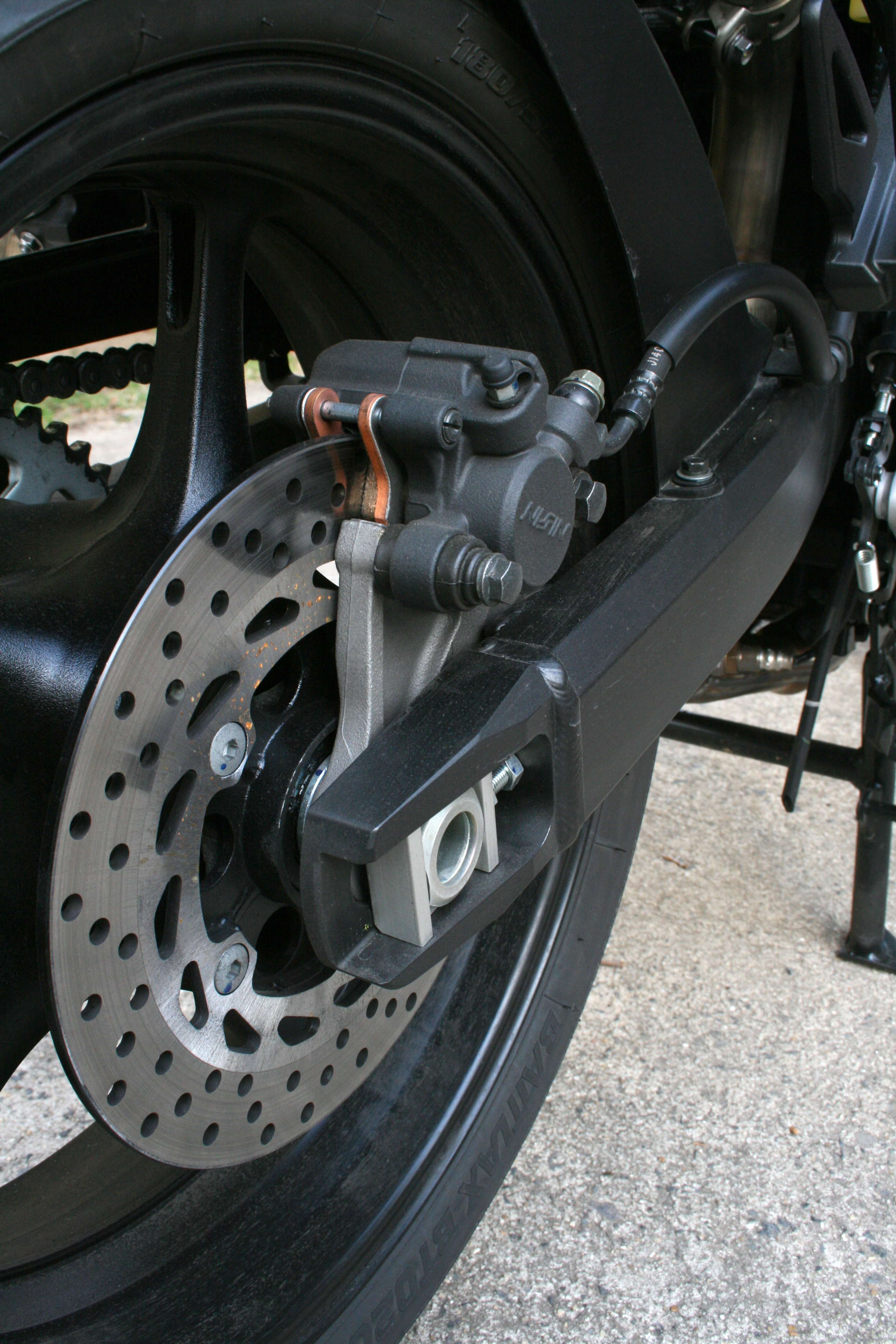 FZ6後煞車實拍，提醒前後系統的規格與檢查位置需分開確認。