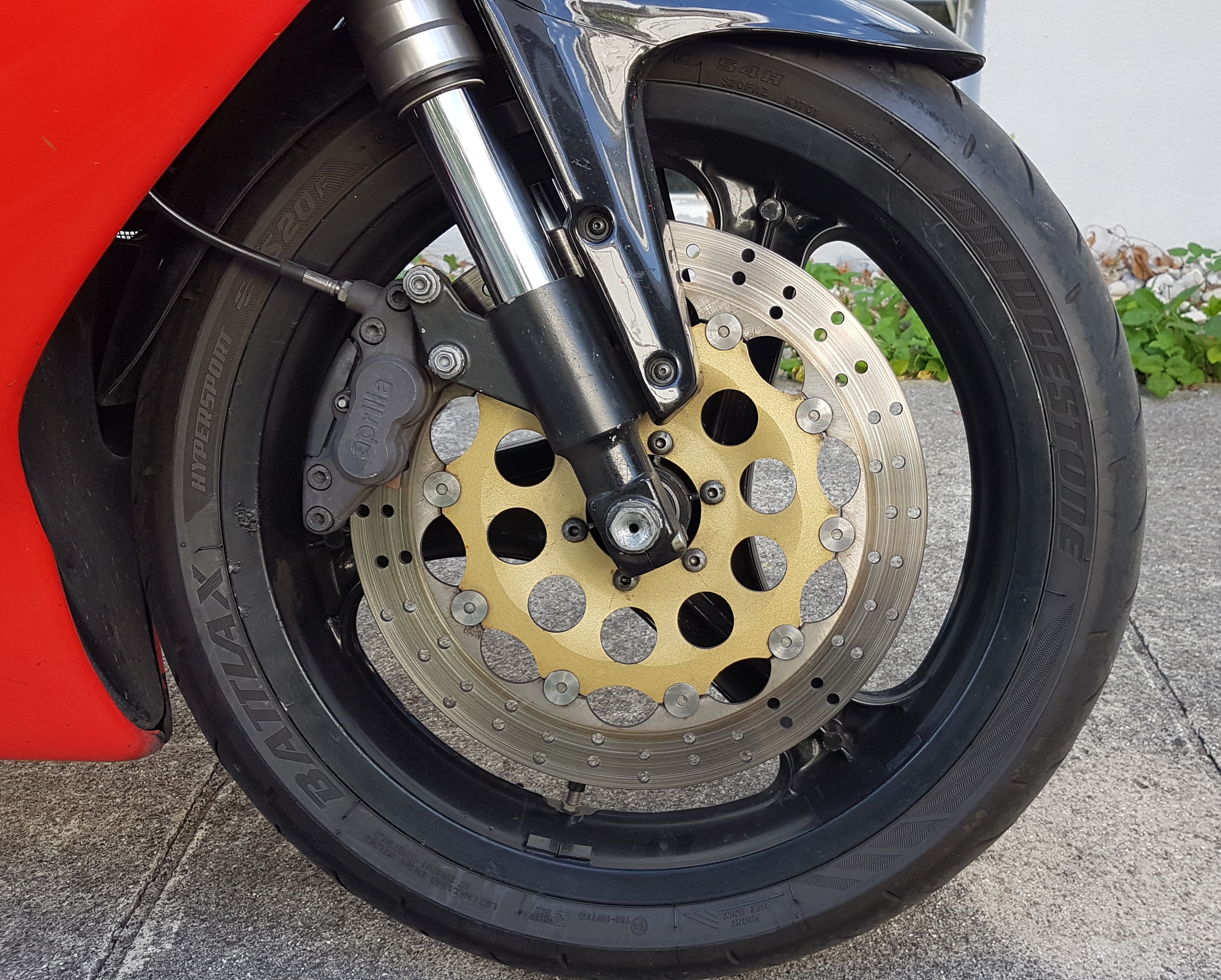 Aprilia RS125碟盤實拍，不同車型不得共用單一磨耗或偏擺容許值。