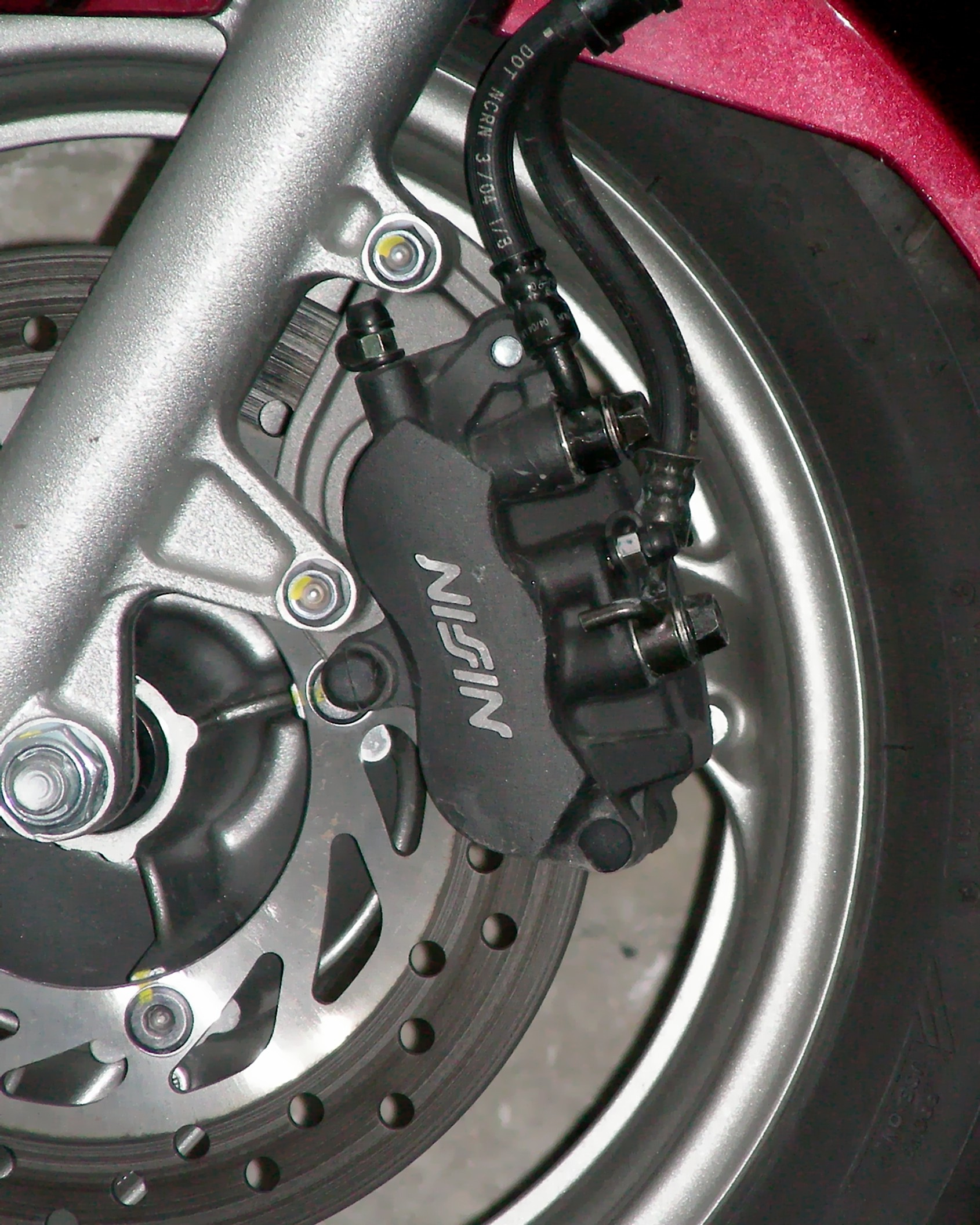 Honda CBS三活塞卡鉗實拍；作動與維修以該系統適用資料為準。