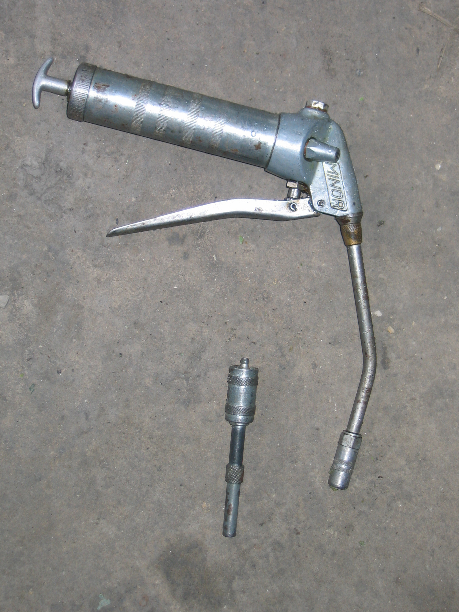 2008年Pinzgauer工具組的黃油槍與接頭實拍；國際工具圖例，不代表台灣施工或通用補脂量。