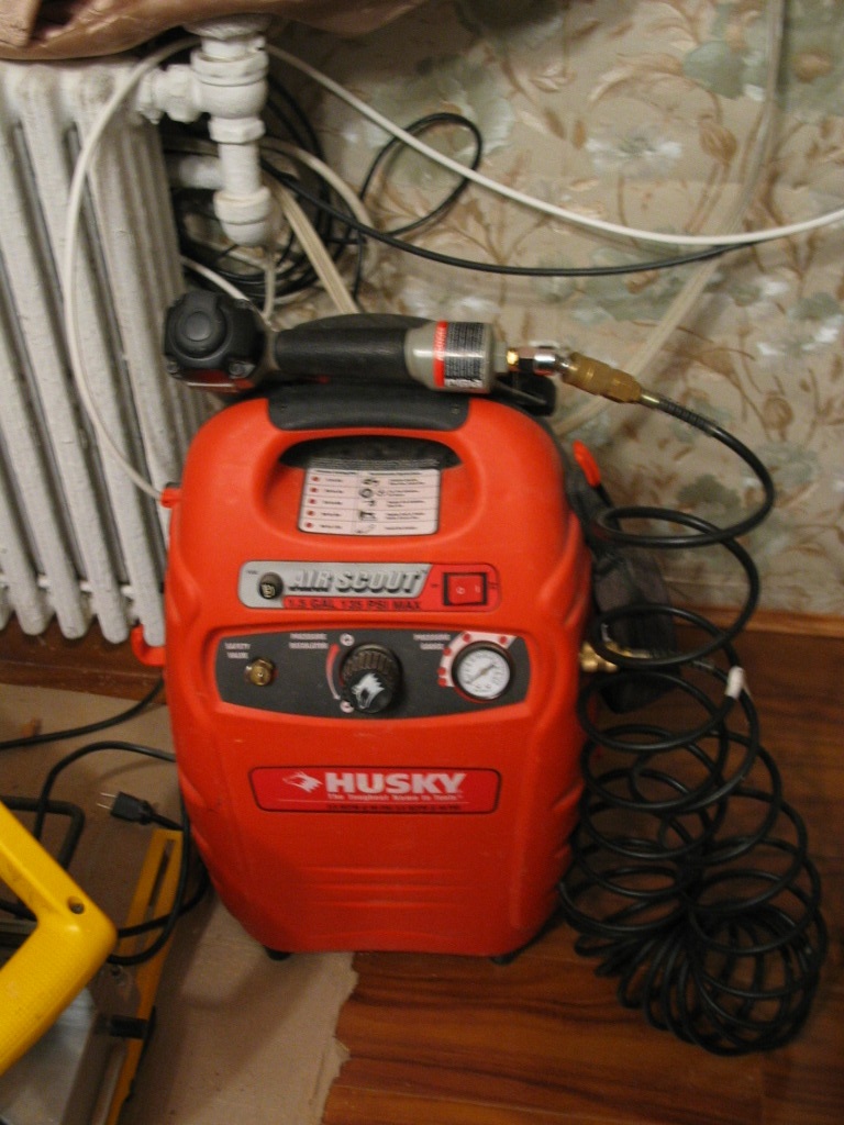 Husky空壓機實物圖例；未查明本機用油配置，不從外觀判定應加油或加注位置。