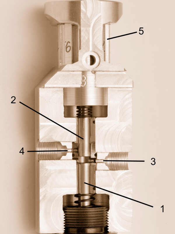 直列柱塞泵實拍；展示機件，不提供通用加油或拆裝程序。