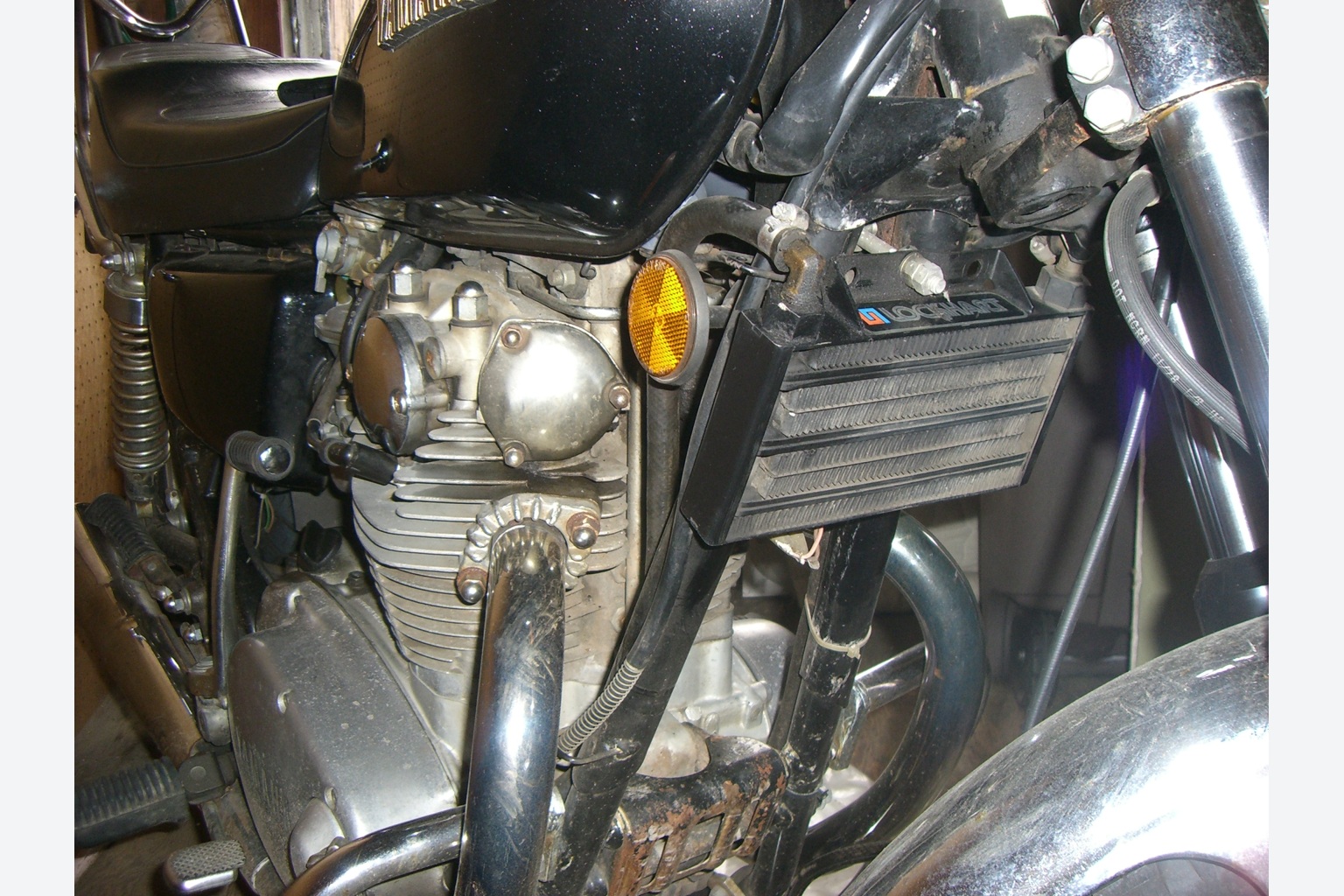 1979 Yamaha XS650油冷排實拍，供辨識部件與管路；此車的接頭方向不是所有機車的通用安裝規範。